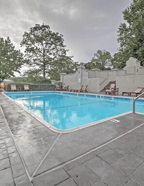 Outdoor pool - Golf Course View, Walk-in NO stairs! No pets allowed  (Branson)