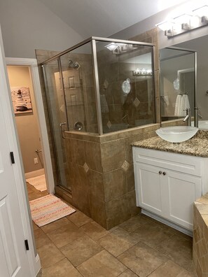 Combined shower/tub, jetted tub, hair dryer, towels - Beautiful  Home with pool walking distance to Lake Austin 4 bedrooms  (Austin)