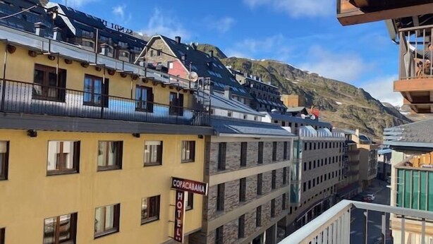 A hotel with a sign reading "Coca-Cola Hotel" and a view of a mountainous landscape. - 601 NEVADA 2 -estudi 2 pers- balco-Pas de la Casa -007647 (Pas de la Casa)