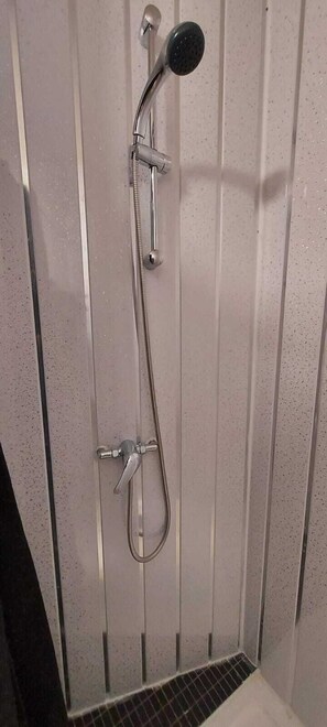 Shower, towels - 1-Bed Apt Sleeps 3 near Parkgate Rotherham (Rotherham)