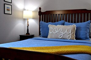 1 bedroom, WiFi, bed sheets - Cozy Condo 1 BR! No Stairs! No Cleaning Fees! Indoor pool/hot tub!! WAFFLES! (Branson)