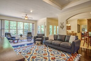 Living area - Welcoming get-away in the Quiet, Gated Community of Hot Springs Village (Hot Springs Village)