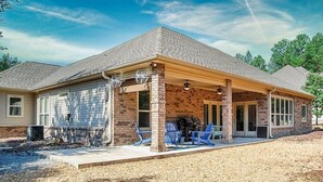 A single-story house with a covered patio area, a brick exterior, and a garage. - Welcoming get-away in the Quiet, Gated Community of Hot Springs Village (Hot Springs Village)