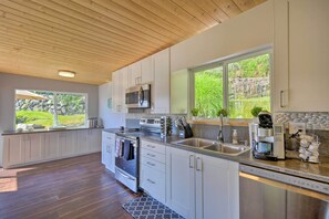Fridge, microwave, stovetop, dishwasher - Waterfront Gig Harbor Home w/ Furnished Deck (Gig Harbor)