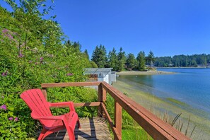 Property grounds - Waterfront Gig Harbor Home w/ Furnished Deck (Gig Harbor)