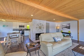TV - Waterfront Gig Harbor Home w/ Furnished Deck (Gig Harbor)