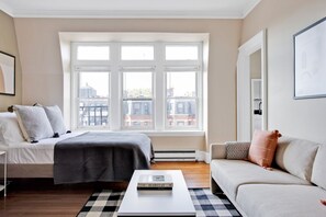 Een strijkplank/strijkijzer, wifi, beddengoed