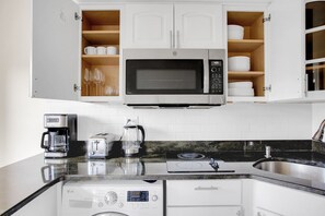 Een koelkast, een microgolfoven, een kookplaat