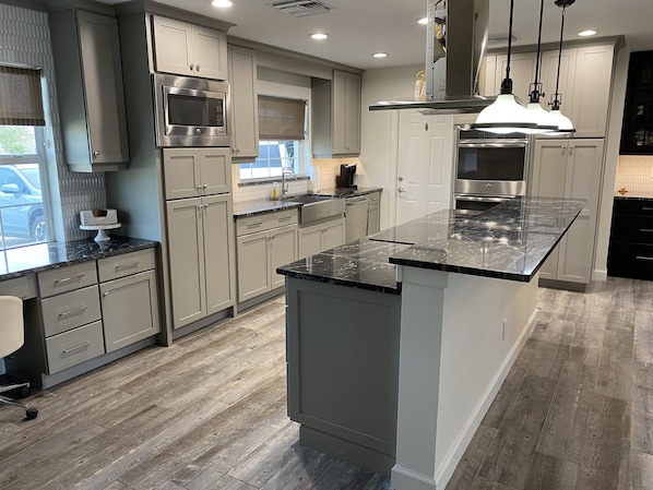 Frigorifero, microonde, forno, piano cottura