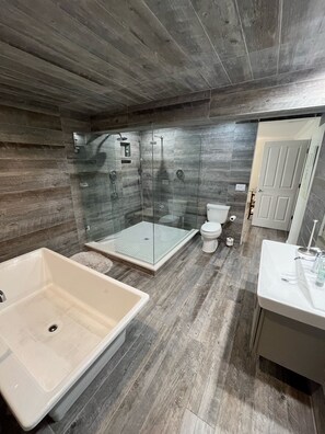 Badewanne, Haartrockner, Handtücher, Seife