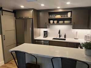 Réfrigérateur, micro-ondes, four, plaque de cuisson