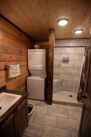 Shower, hair dryer, towels, soap - The Gilead Log Cabin (Harriet)