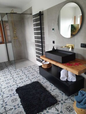 Douche, sèche-cheveux, serviettes fournies