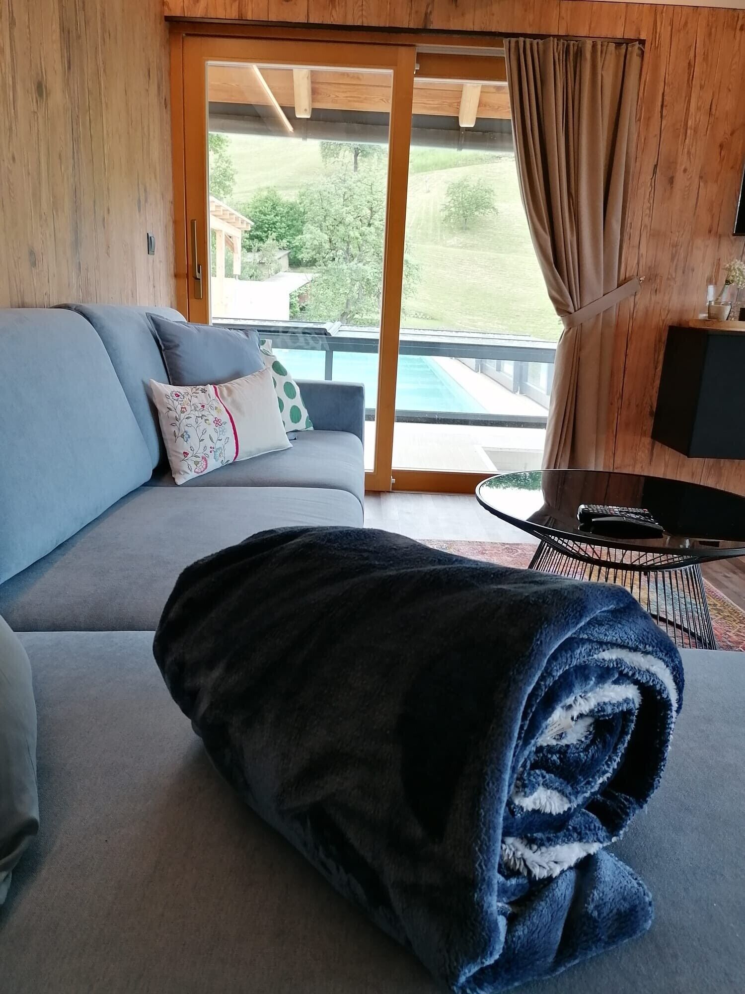 Een televisie en een open haard