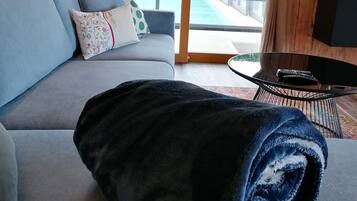 Een televisie en een open haard