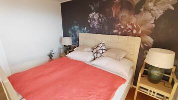 2 slaapkamers, een strijkplank/strijkijzer, gratis wifi, beddengoed