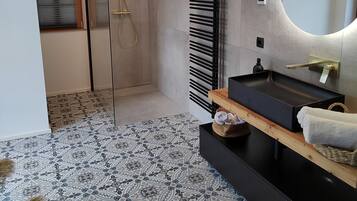 Een douche, een haardroger, handdoeken