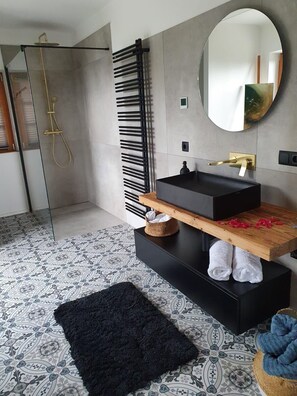 Shower, hair dryer, towels - Villa 'Ferienhaus Deutschlandsberg Herk' with Pool, 2 Terraces & Wi-Fi (Deutschlandsberg)