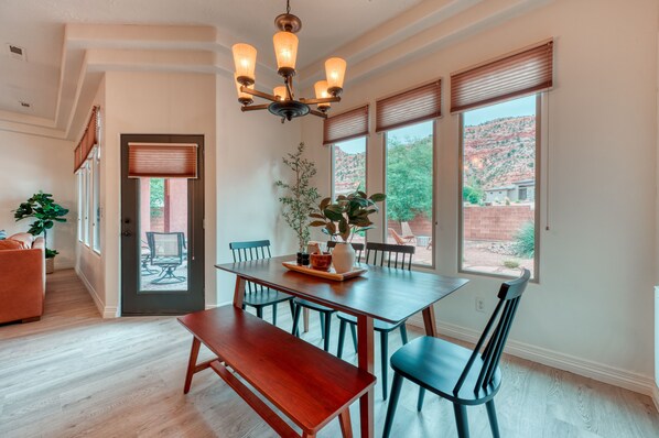 Dining - Private hot tub! Pool/Spa! 2 King Beds! Bunk Room! Sleeps 10! Pickleball! Gym! (Kanab)