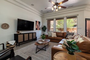 Smart TV - Private hot tub! Pool/Spa! 2 King Beds! Bunk Room! Sleeps 10! Pickleball! Gym! (Kanab)