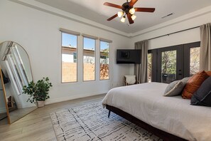 3 bedrooms, desk, travel crib, free WiFi - Private hot tub! Pool/Spa! 2 King Beds! Bunk Room! Sleeps 10! Pickleball! Gym! (Kanab)