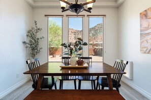 Dining - Private hot tub! Pool/Spa! 2 King Beds! Bunk Room! Sleeps 10! Pickleball! Gym! (Kanab)