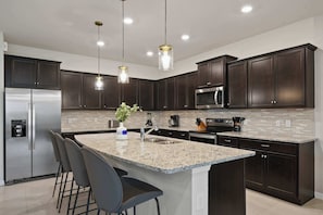 Refrigerador, microondas, horno y parrilla de estufa 