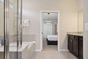 10 habitaciones, tabla de planchar con plancha, wifi y ropa de cama 