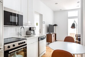 Fridge, microwave, oven, dishwasher - Ideal Nolita 1BR w/ W/D, near SoHo and 6 train, by Blueground (Downtown)