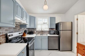 Full-size fridge, microwave, oven, stovetop