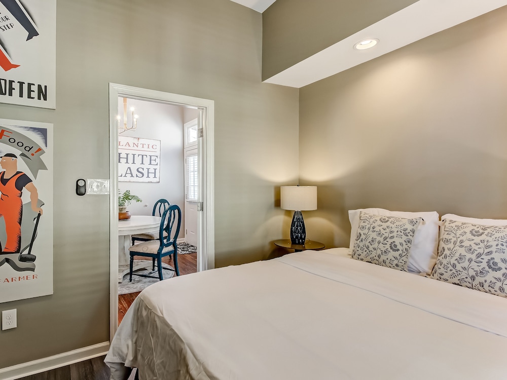Adorable Dog Friendly Cottage In Historic District | Heated Pool Access By Southern Belle Savannah - Flórida