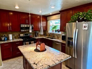 Kjøleskap, mikrobølgeovn, ovn og kokeplater