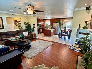 Una Smart TV, una chimenea, videojuegos, un reproductor de DVD