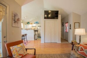 TV, books, offices - Sasquatch Lodge H  (Sleeps 12) (Gatlinburg)