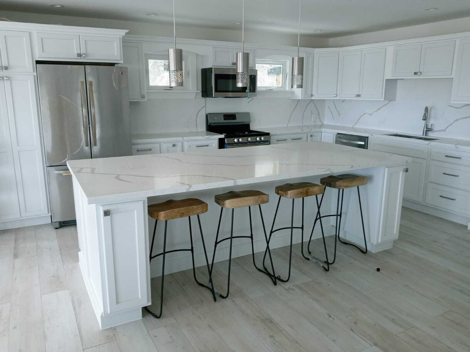 Een koelkast, een oven, een vaatwasser, een koffiezetapparaat/waterkoker