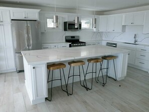 Jääkaappi, uuni, astianpesukone, kahvin-/teenkeitin