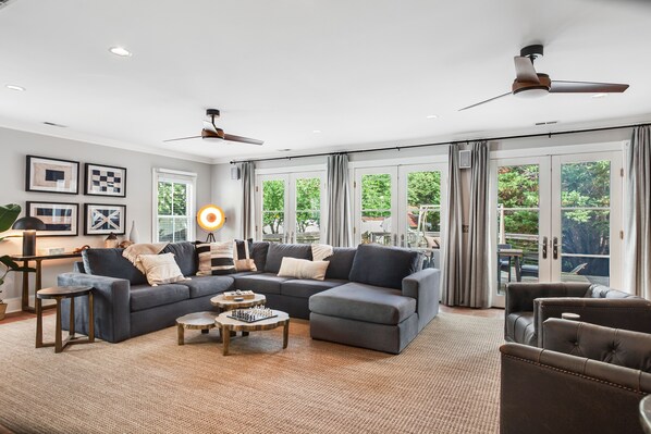 Televisión, chimenea y estéreo 