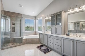 Combined shower/tub, hair dryer, towels