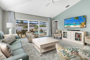 Smart TV, libri, impianto stereo, stampante