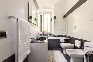 Combined shower/tub, hair dryer, bidet, towels