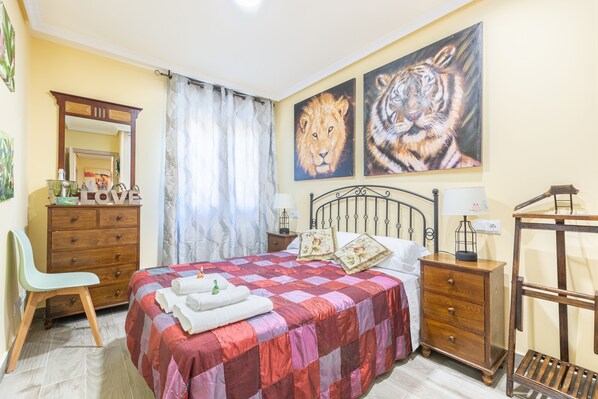 2 habitaciones, tabla de planchar con plancha, internet y ropa de cama