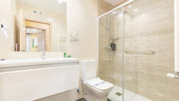 Combined shower/tub, hair dryer, towels