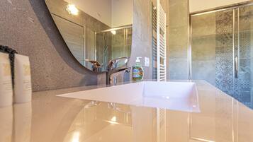 Dusch, hårtork och handdukar