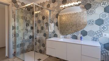 Shower, hair dryer, towels