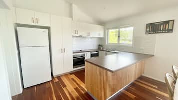 Frigorifero con congelatore, microonde, forno, bollitore elettrico