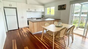 Full-sized fridge, microwave, oven, stovetop