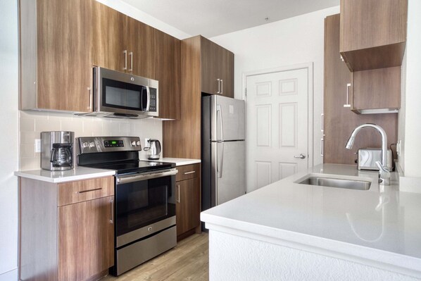 Réfrigérateur, micro-ondes, four, lave-vaisselle