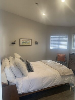 1 slaapkamer, een bureau, een strijkplank/strijkijzer, reisbedje
