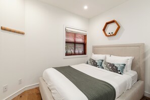 2 habitaciones, tabla de planchar con plancha y cuna de viaje