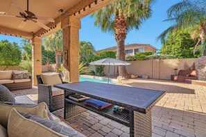 Outdoor dining - Private Pool, Pool Table, BBQ, Near San Diego Padres & Seattle Mariners Spring Training + FREE GOLF! (Glendale)